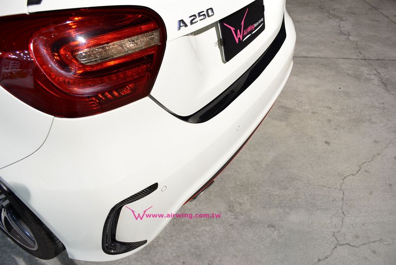 Benz W176 rear bumper carbon vent 01.JPG